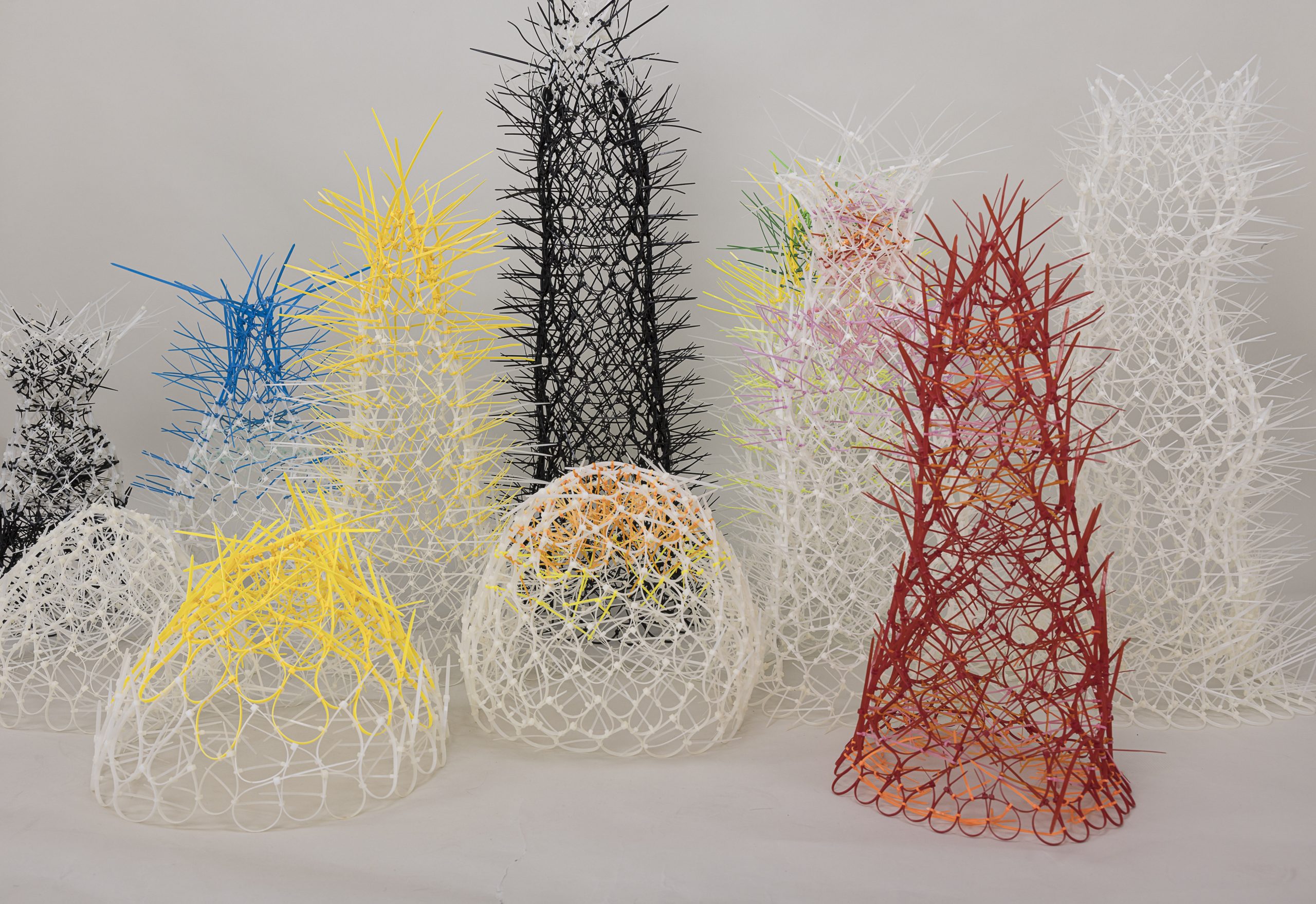 6. -weed- -delicate touch of otherness- Installation von mehreren Kabelbinder-Objekten. Work in progress seit 2023Foto Arndt print-58